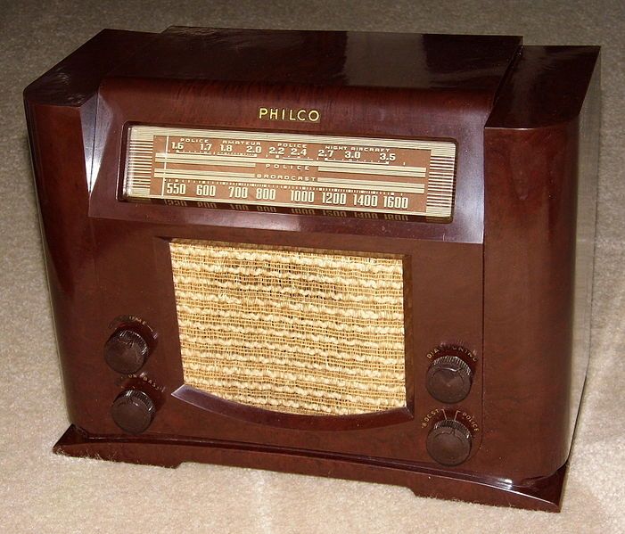 Philco Modèle 41-230T Radio de table, cabinet en bakélite, deux bandes (1941)