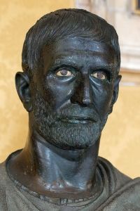 Le Brutus du Capitole (vers la fin du IVe siècle - début du IIIe siècle avant notre ère) représenterait Lucius Junius Brutus, l'un des fondateurs de la République romaine.