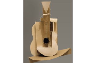 La Maquette de guitare (1912) de Pablo Picasso, réalisée avec du carton, de la ficelle, du fil de fer enrobé et d'autres matériaux, est l'exemple le plus ancien d'une sculpture construite à l'aide de collages.