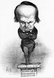Les caricatures de Daumier sont très créatives. Dans ce dessin de 1849, Victor Hugo se tient puissamment debout sur une pile de livres.