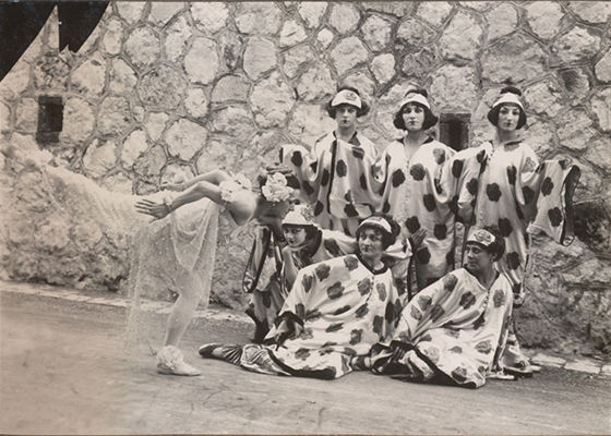 Henri Matisse : Photographie des costumes pour Le Chant du Rossignol (1920)