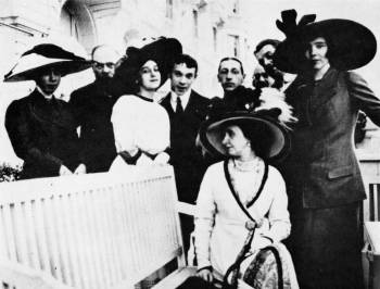 Supporters et membres des Ballets russes. Vers 1912. De gauche à droite : femme inconnue au chapeau, Pavel Koribut-Kubitovitch, Tamara Karsavina, Vaslav Nijinsky, Igor Stravinsky, Alexandre Benois, Sergei Diaghilev, K Harris. Au premier plan : Alexandra Vassilieva