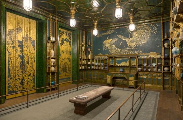 James Whistler : Harmonie en bleu et or : La chambre du paon (1876-77)