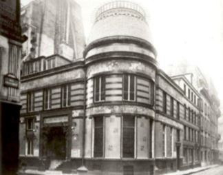 La photographie d'Édouard Pourchet, Hôtel Bing (1895), représente la vue de la rue de la Maison de l'Art nouveau de Bing. Conçue par le célèbre architecte Louis Bonnier et dotée de fenêtres dessinées par Toulouse-Lautrec et réalisées par Louis Comfort Tiffany, cette boutique a donné son nom au mouvement de l'Art nouveau.