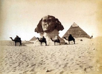 Le Grand Sphinx (1849) de Maxine du Camp est une des premières photographies à avoir capturé le mystère de l'Égypte pour le public européen.