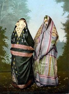 Les femmes musulmanes syriennes du studio Bonfil, photographiées à l'intérieur d'un studio à Beyrouth, au Liban (vers 1880), mettent l'accent sur la beauté des tissus à motifs et l'étrangeté de l'apparence de ces femmes pour un public européen.