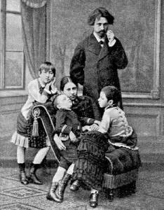 Repin et sa famille vers 1883. Vera Repina est assise, entourée de trois de leurs quatre enfants : de gauche à droite, Vera, Yuri et Nadia.