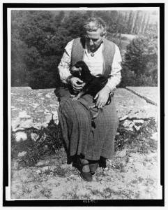 Portrait de Gertrude Stein avec son chien Pepe (1934).