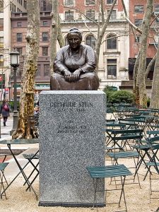 Photographie de la statue de Gertrude Stein dans le Bryant Park de New York.