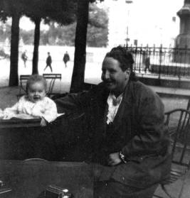 Gertrude Stein était une amie proche et confiante de l'écrivain Ernest Hemingway. Cette image, prise à Paris en 1924, montre Stein avec le fils d'Hemingway, son filleul, Jack.