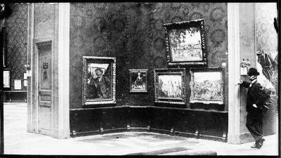 Vollard a pris cette photographie du Salon d'Automne de 1904. La salle présentée était consacrée aux œuvres de Paul Cézanne et l'homme adossé au mur était le collectionneur d'art français Victor Chocquet.