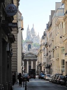Vue contemporaine de la rue Laffitte, la rue de Paris où Ambroise Vollard avait sa galerie d'art. À l'arrière-plan, on aperçoit l'emblématique cathédrale du Sacré-Cœur.