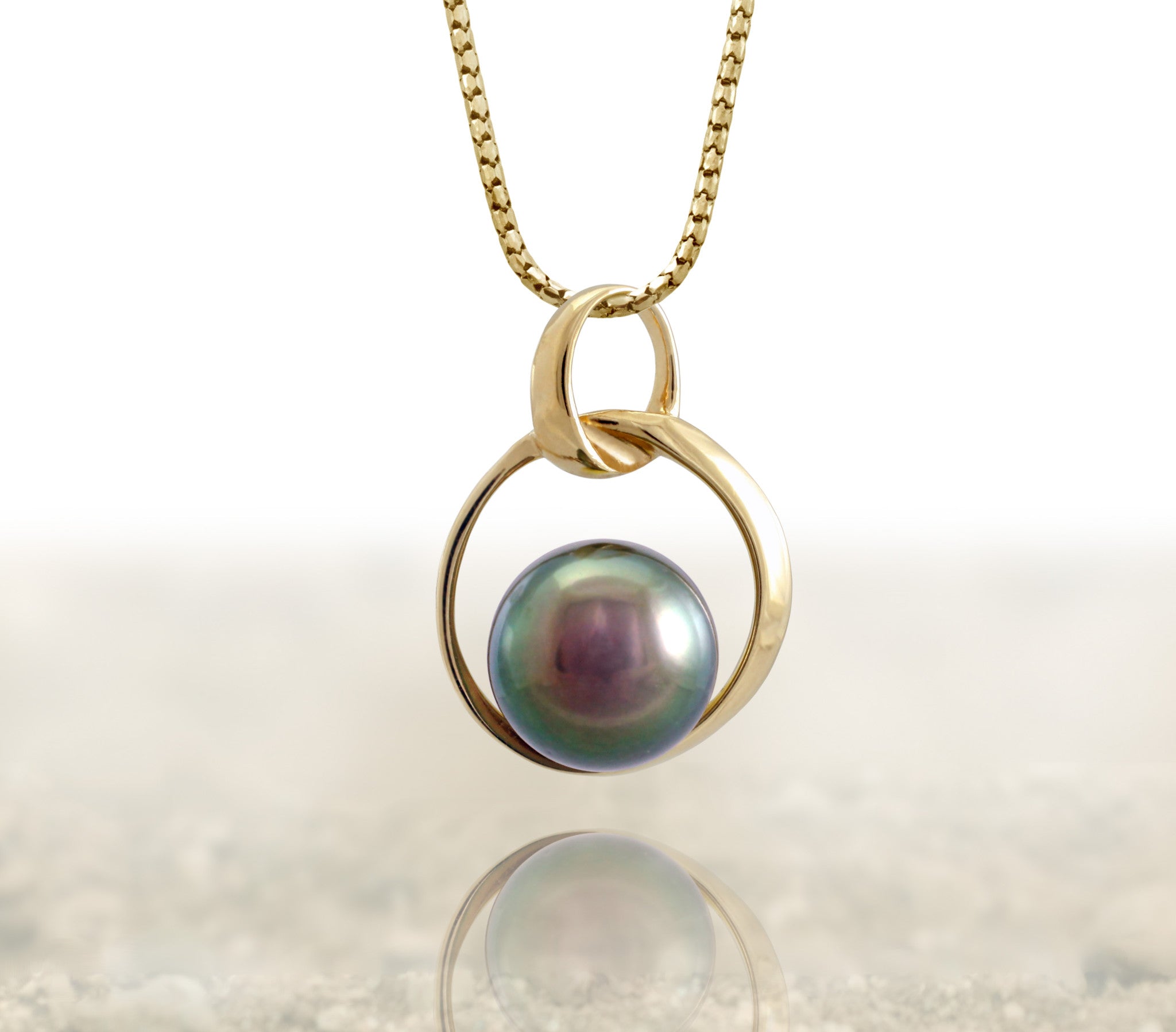 Tahitian pearl pendant 18k yellow gold 