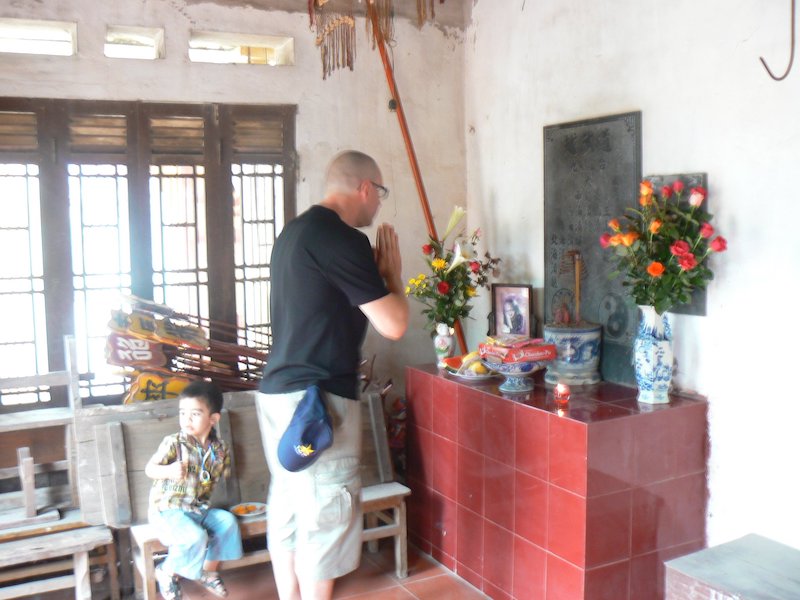 Tradition et Viet Vo Dao : Francois LAJOIE devant l'Autel de Maître NGUYEN DAN PHU au Vietnam