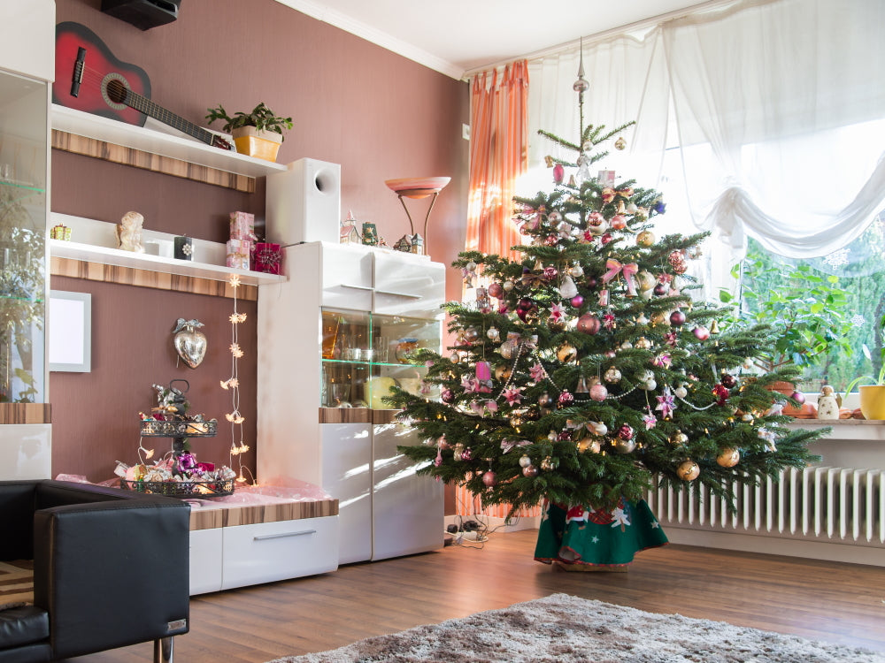 Weihnachtsbaum geschmückt im Wohnzimmer