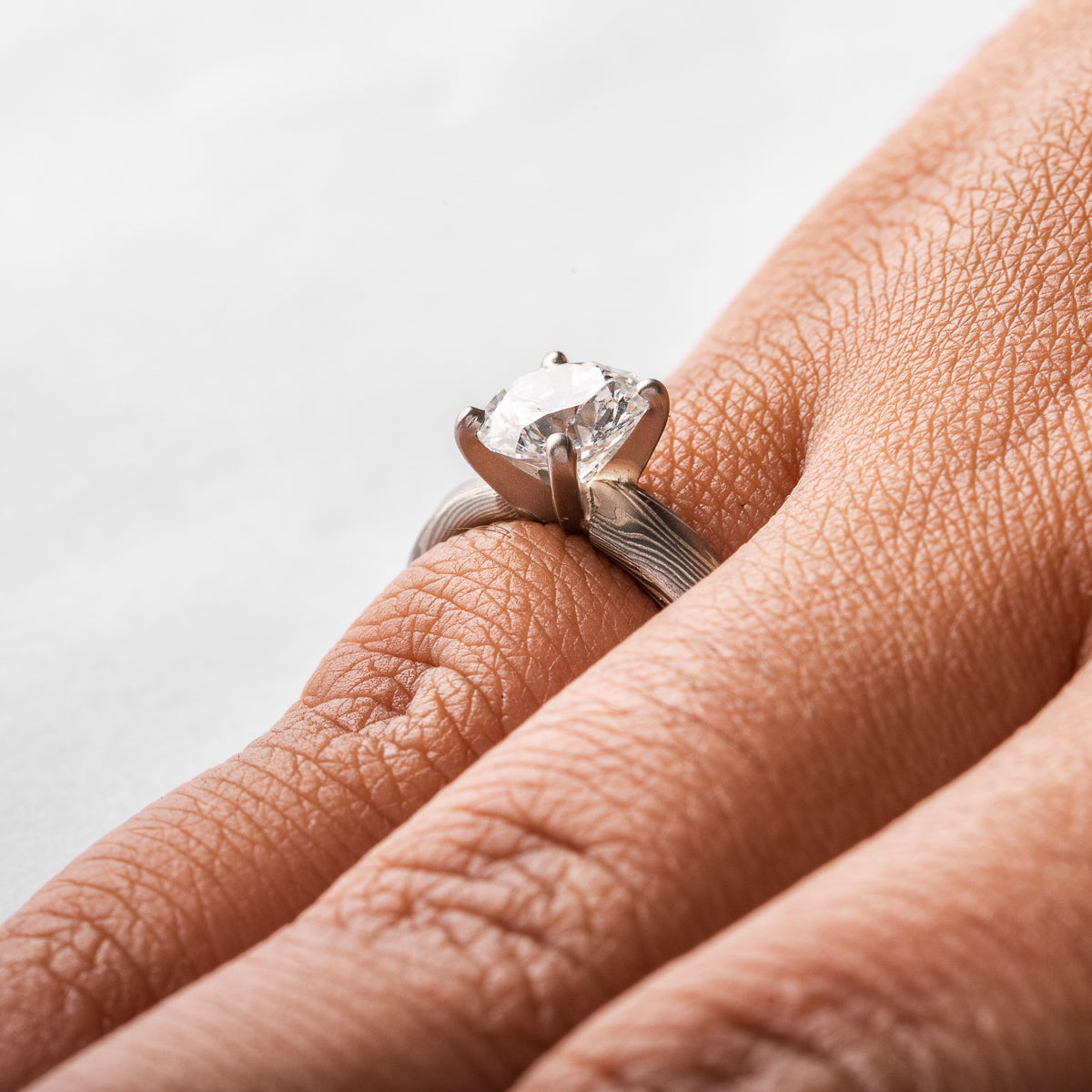 Elegant Twist Pattern Engagement Ring with Round Diamond