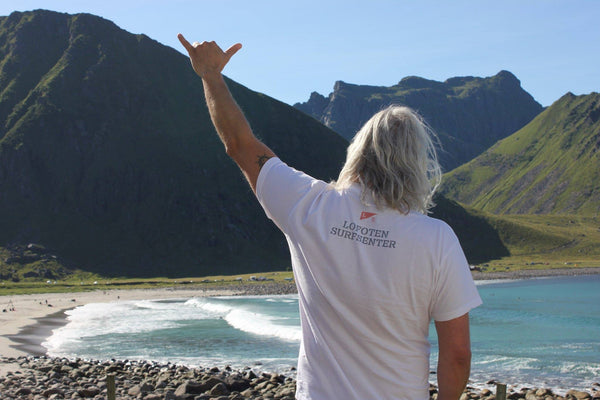 Kristian ved surfestranda på unstad i lofoten