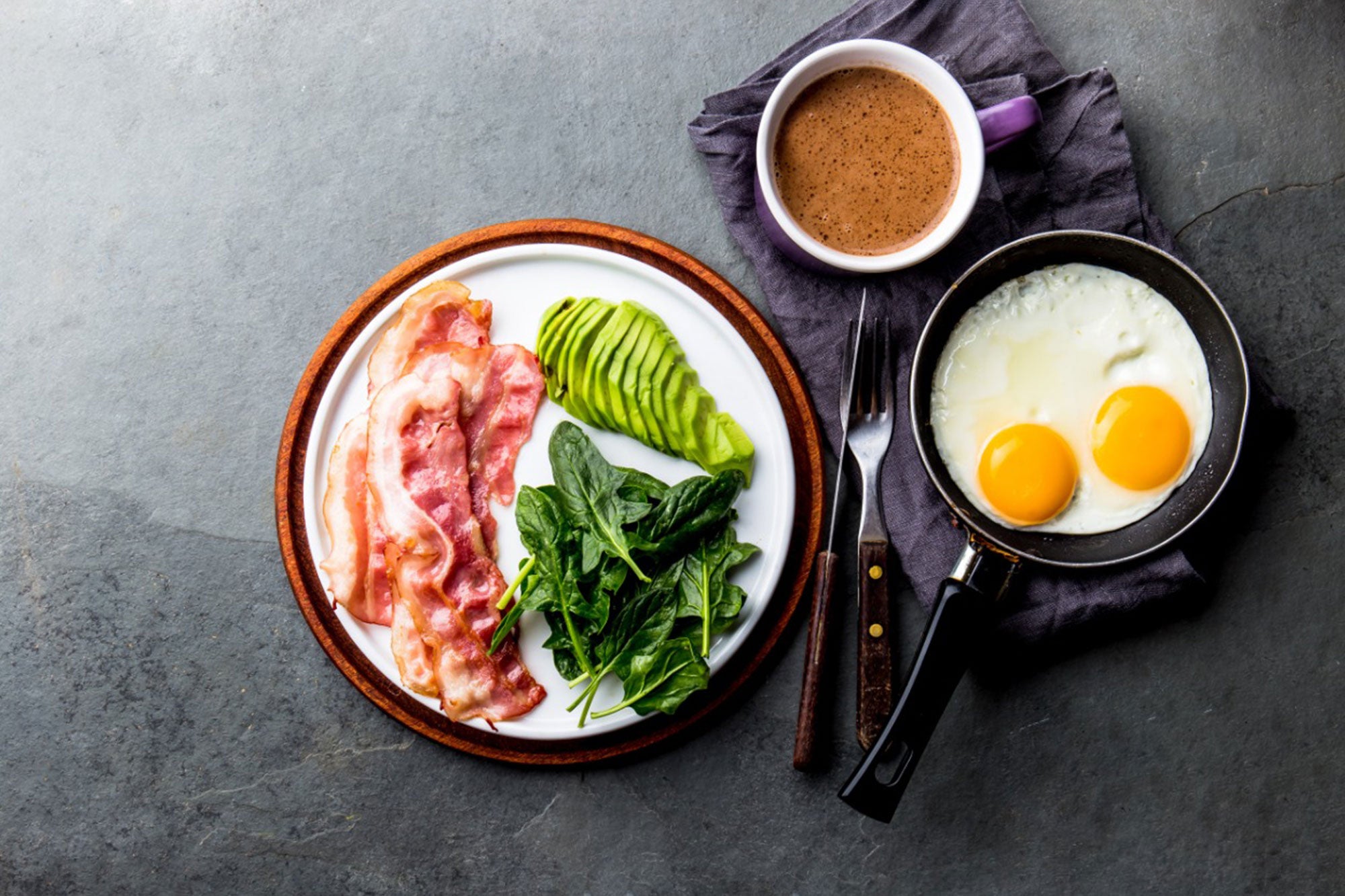 runsaasti rasvaa ja proteiinia sisältävä keto -ruokavalio