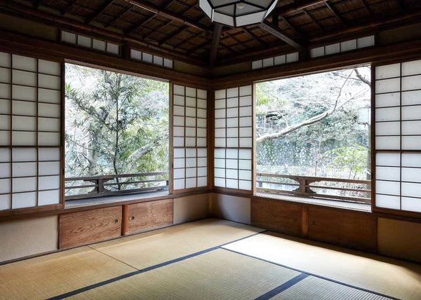 Traditional Japanese house showing the shoji screen (©Fukuzumiro Spa_japanobjects.com)