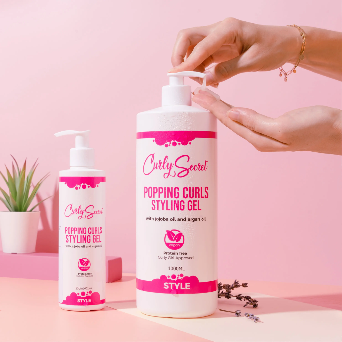 de standaard popping curls gel van curly secret in 250 ml variant samen met de 1000ml variant dat voornamelijk te gebruiken is door kappers of families