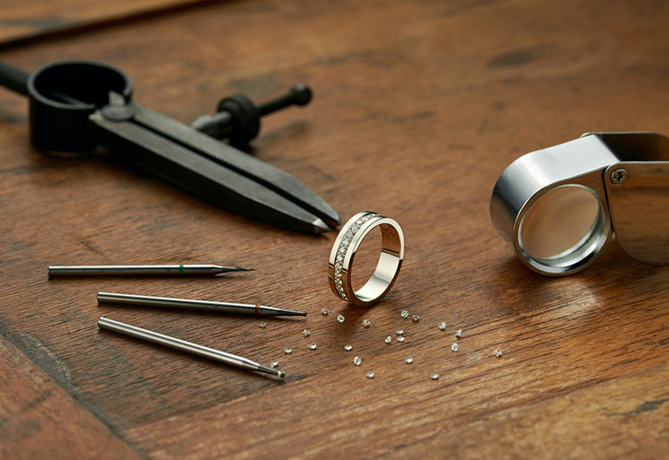 Men's ring with goldsmith tools