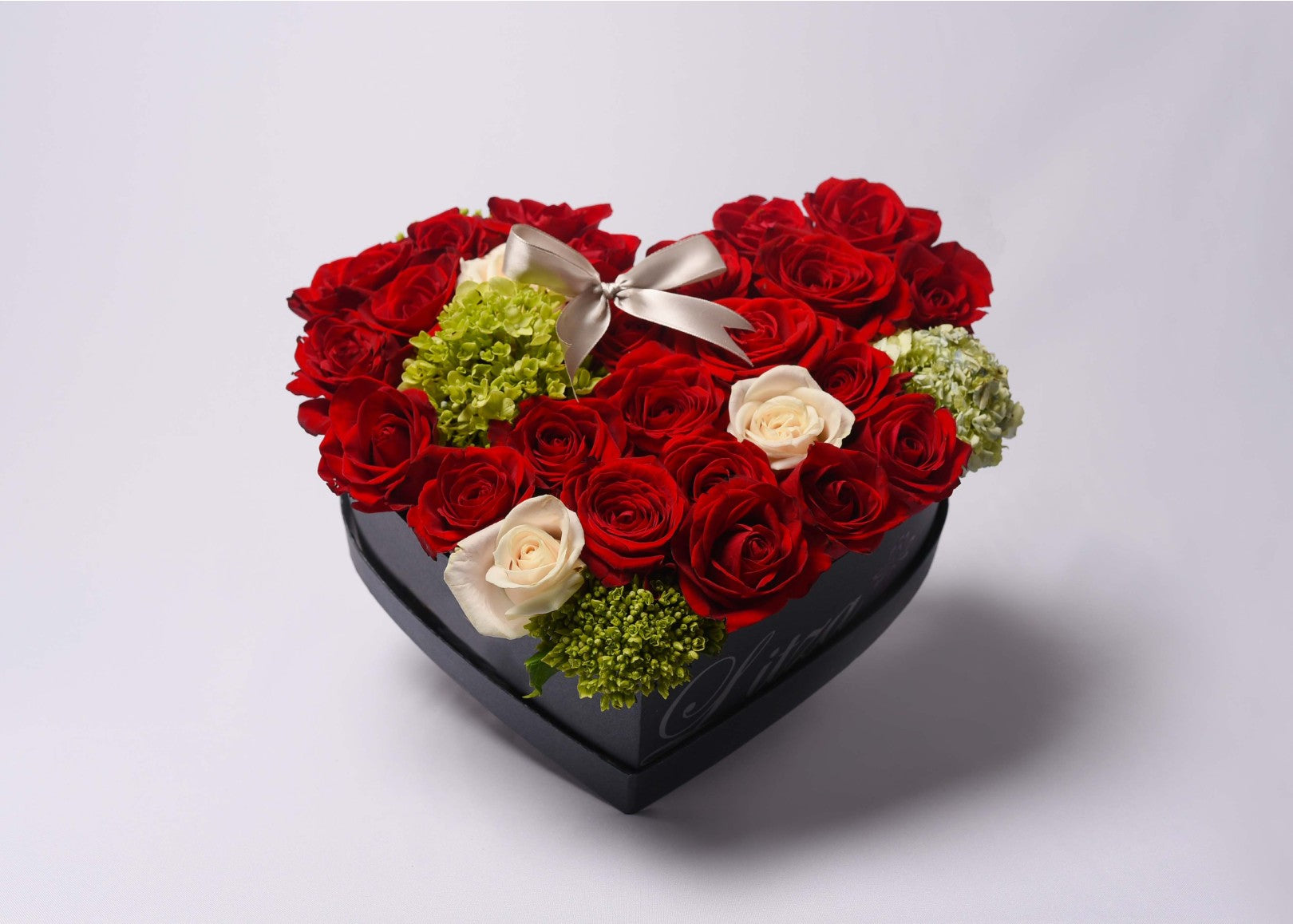 Arreglo Floral en forma de Corazón con 28 rosas rojas y moño – Litza  Florería
