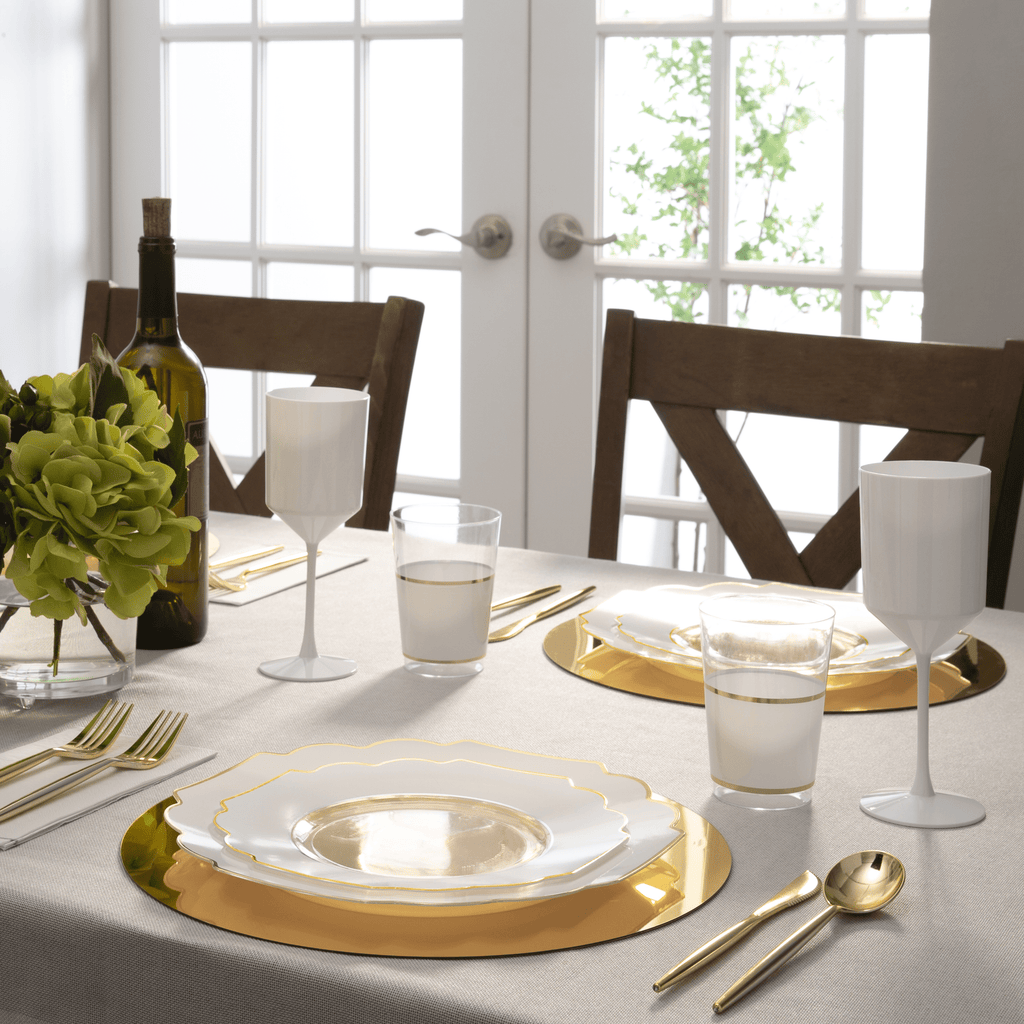 https://cdn.shopify.com/s/files/1/0249/1580/4245/files/luxe-party-plastic-plates-scalloped-clear-base-white-gold-plastic-plates-10-pack-43197219897662_1024x.png?v=1697558296
