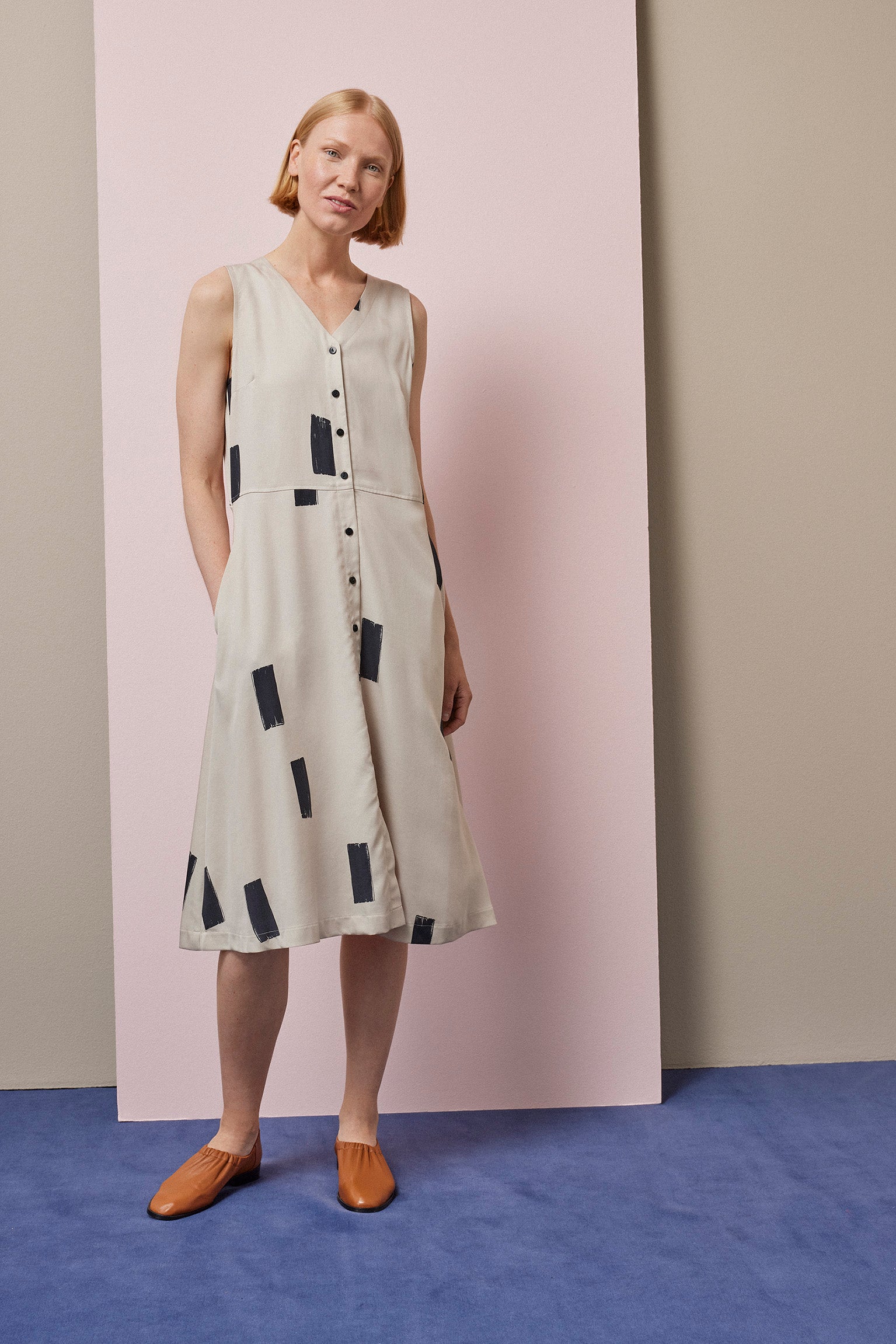 SS24_10773_V_Neck_Dress_Woods_15267.jpg__PID:ca04718e-946d-47ed-9842-419332835059