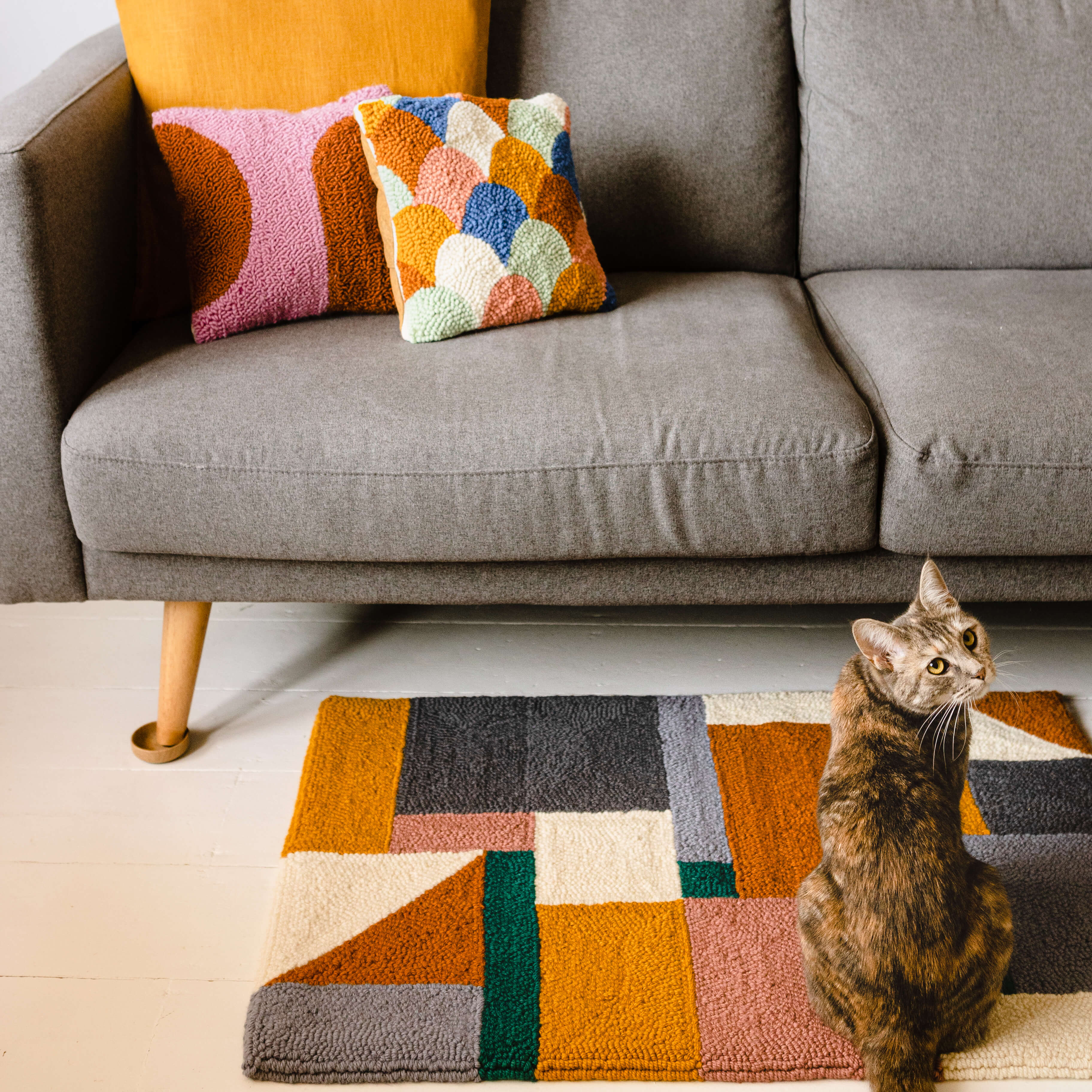 Punch needle rug with cat for show