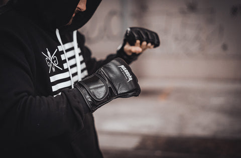 Qu'il s'agisse de MMA, de boxe, de sparring ou de kung-fu, le choix d'arts martiaux proposés est vaste, de sorte qu'il y en a pour tous les athlètes. Un bon équipement soutient de manière optimale votre entraînement. Chaque art martial nécessite un équipement différent.