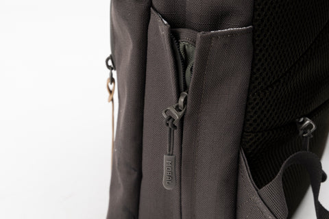 Adjustable side pocket with zipper