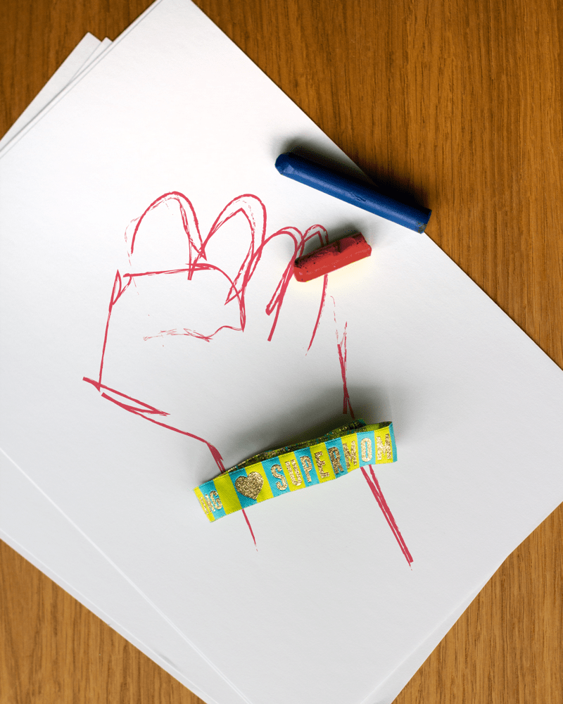 Stoffarmband liegt auf einem Handgelenk einer gezeichneten Hand