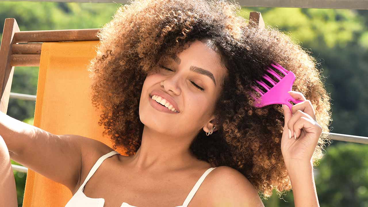 Escova para cabelo cacheado: como escolher a sua? | Blog – JustForYou