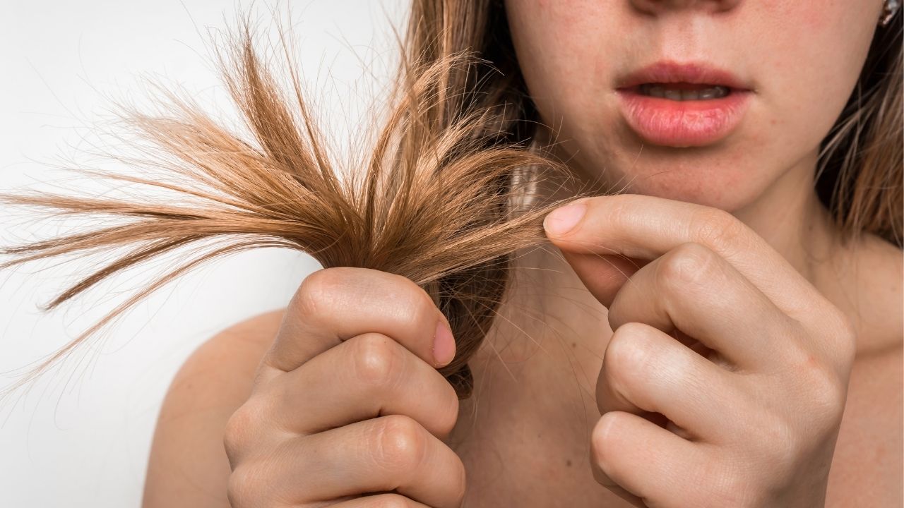 Mulher mostrando pontas de um cabelo elástico