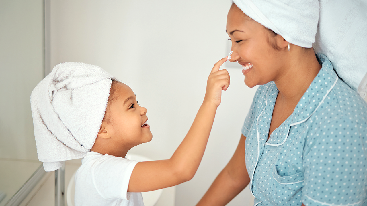 Mãe e filha em um momento de autocuidado