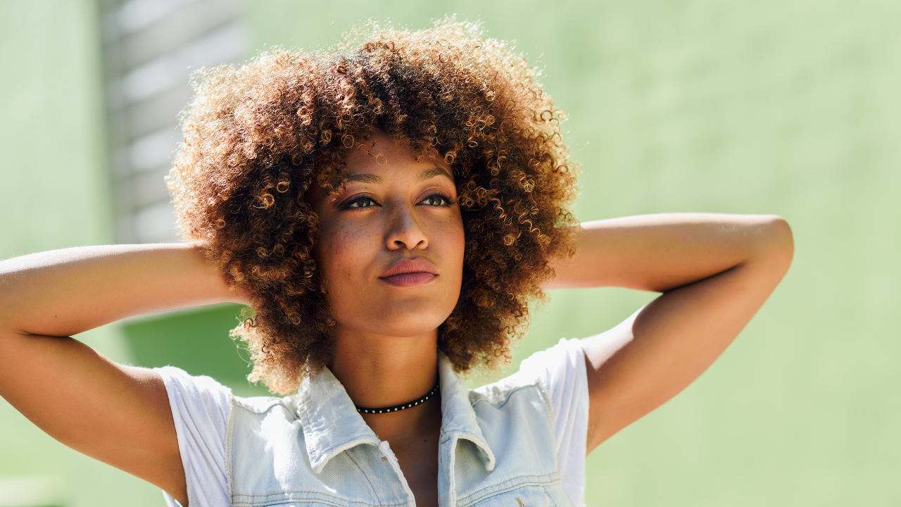 Mulher com cabelo crespo iluminado