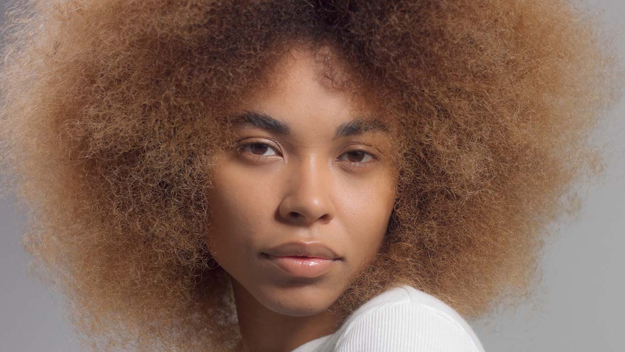 Mulher negra com cabelo crespo