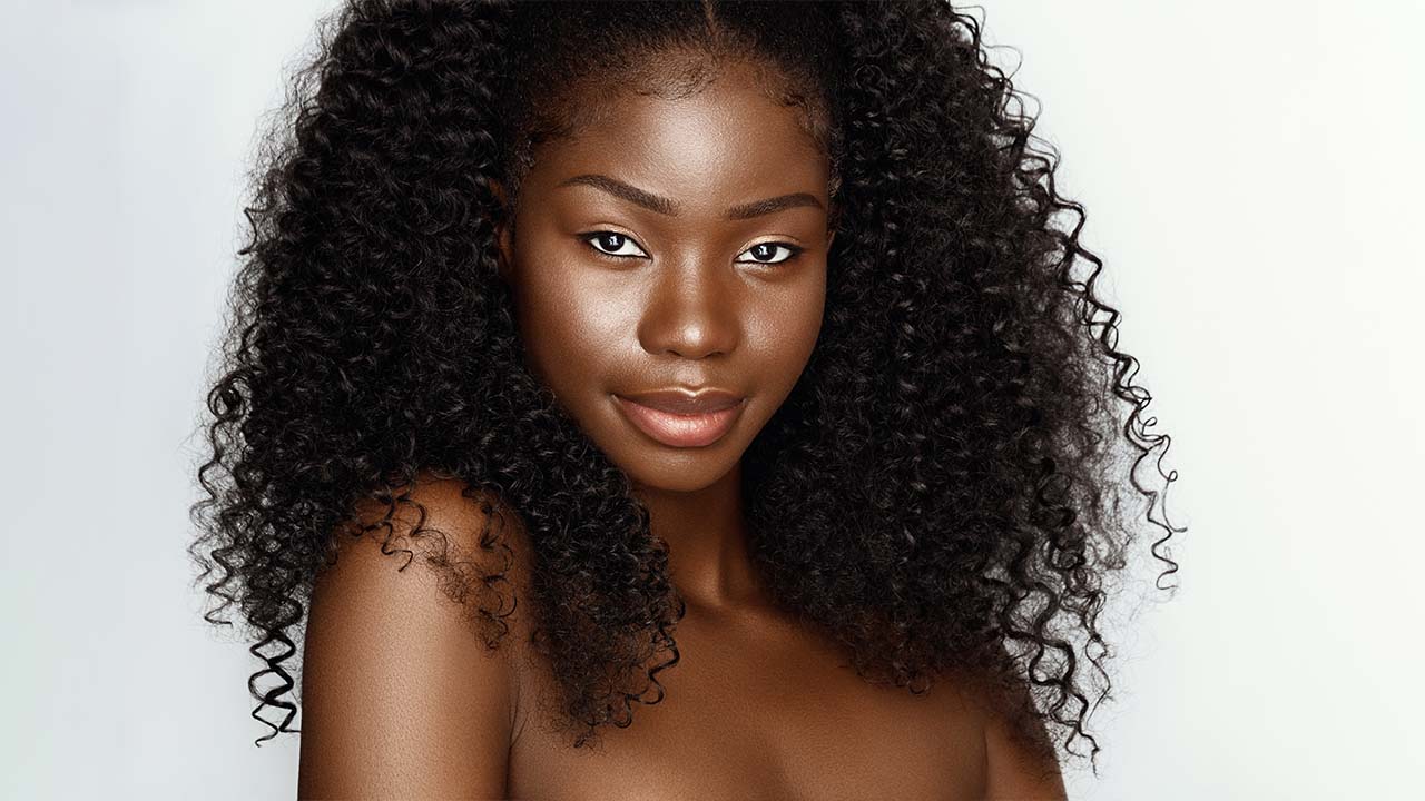 Mulher negra com cabelo e cachos definidos