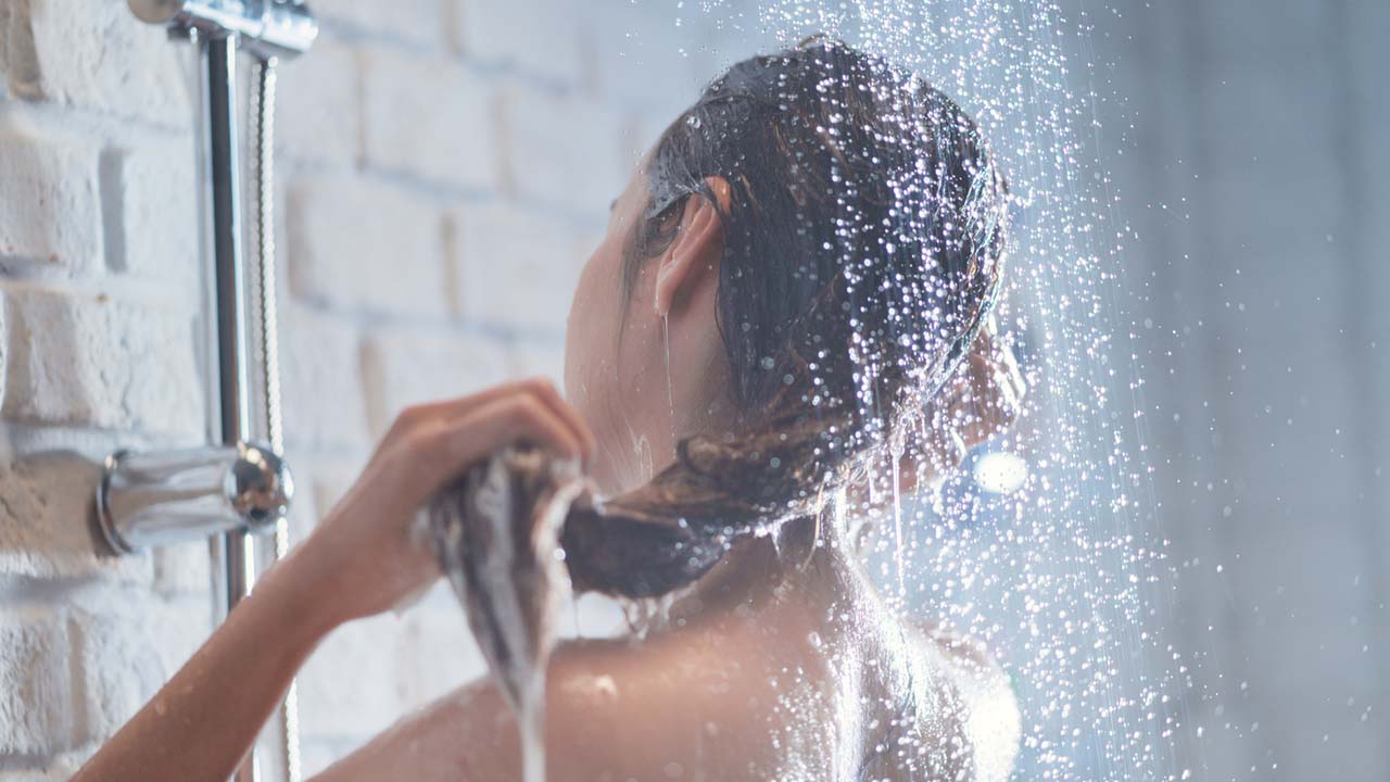 Mulher lavando o cabelo