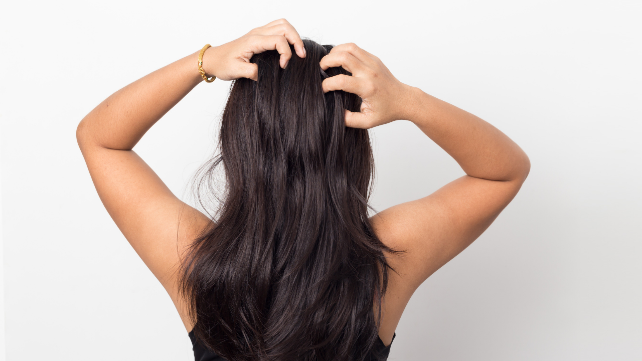 Mulher passando a mão no cabelo