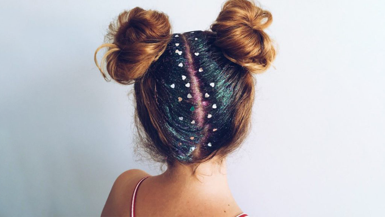 Mulher com penteado e glitter para cabelo