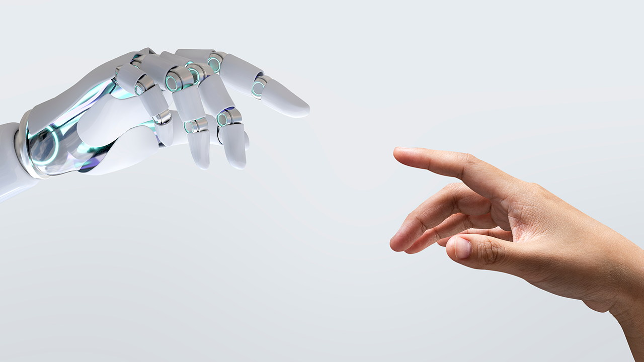 Mão de um humano tocando a mão de um robô com inteligência artificial