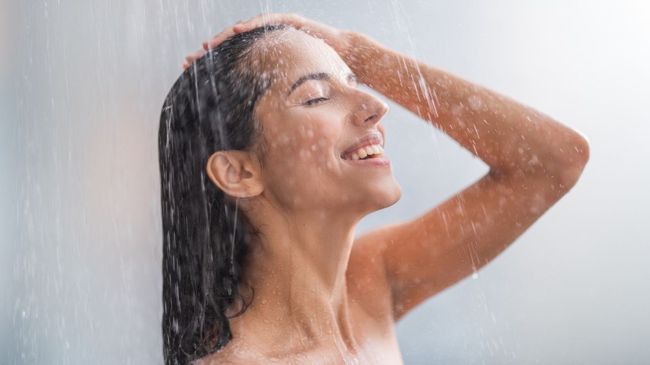 Mulher no chuveiro fazendo lavagem não-agressiva