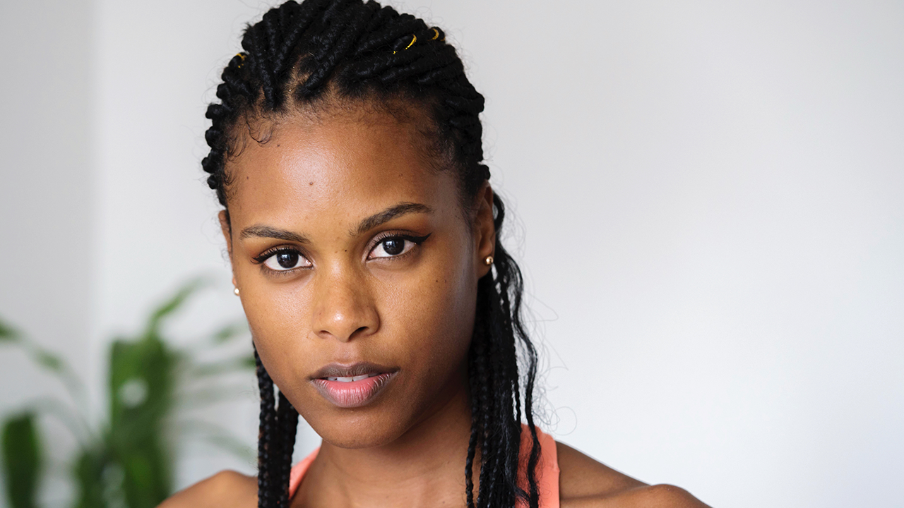 Mulher negra com box braids no cabelo