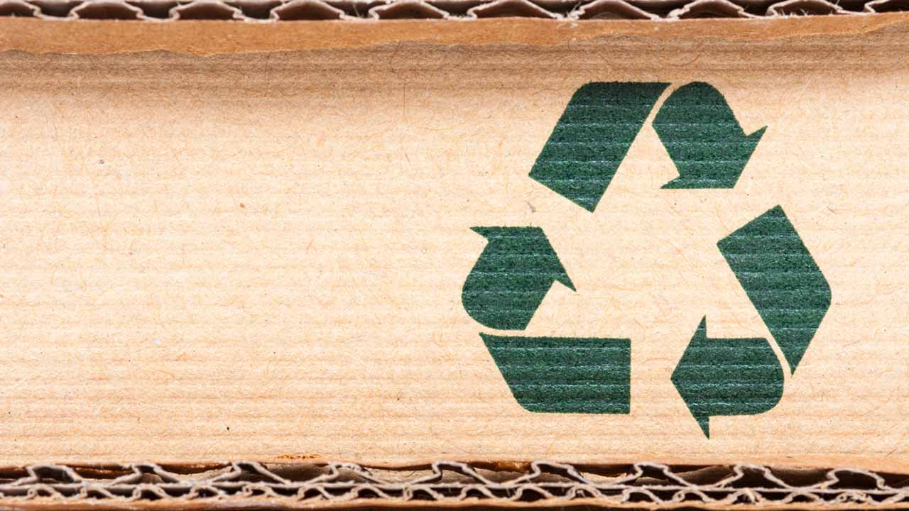 Símbolo da reciclagem estampado no papelão
