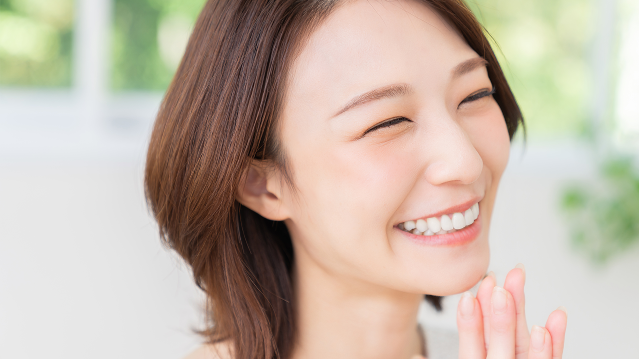 Mulher japonesa sorrindo