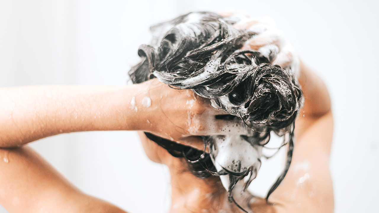 Mulher lavando o cabelo