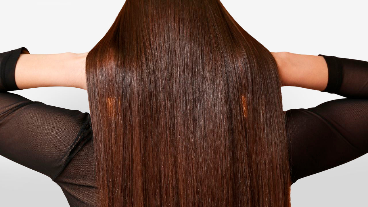 Mulher com cabelo alisado por progressiva