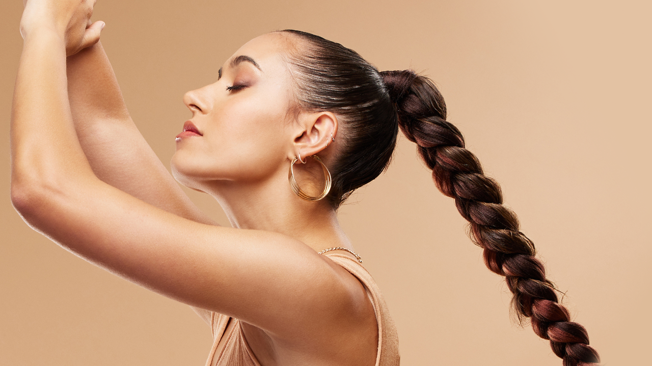 Mulher com trança simples no cabelo