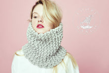 Load image into Gallery viewer, Her Cowl - Merino